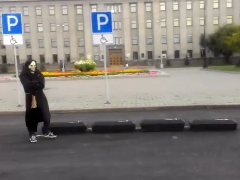 Человек в черном притащил четыре черных гроба к зданию правительства Иркутской области