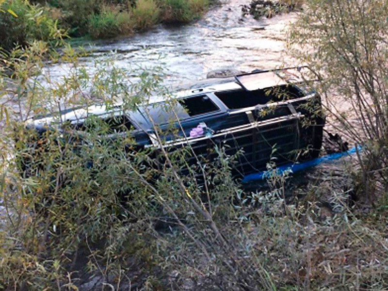 Микроавтобус упал в реку на юге Красноярского края