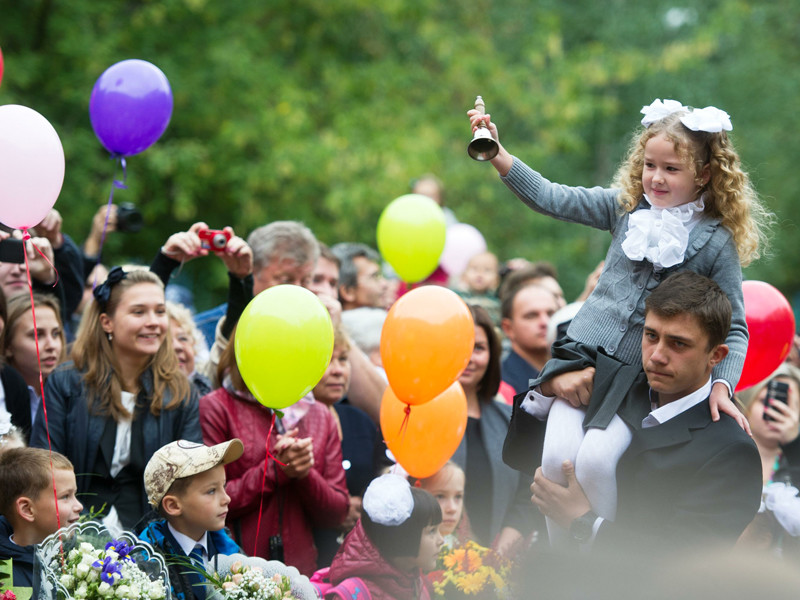 ВЦИОМ: со школьными поборами сталкиваются 22% россиян, но собрать ребенка к новому учебному году стало дешевле 	