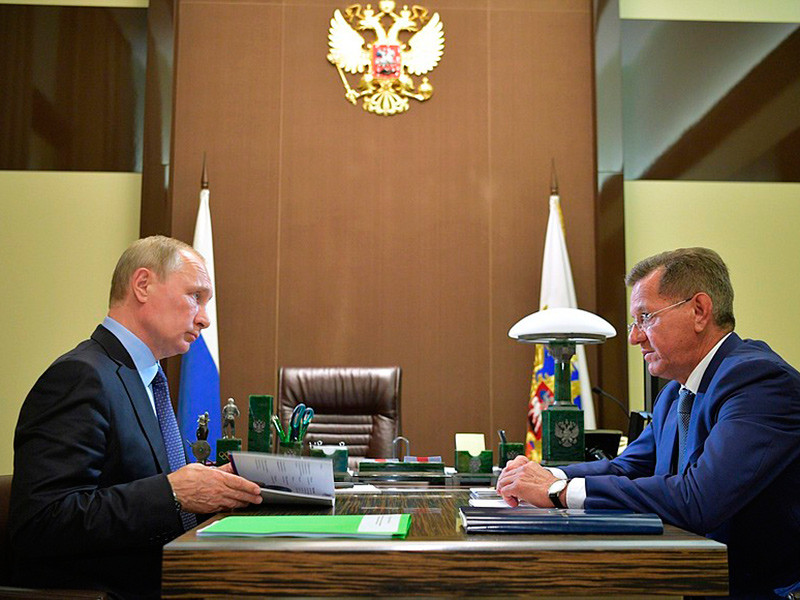 Путин вручил астраханскому губернатору папку с жалобами на "Газпром" от россиян, ожидающих голубого топлива более 10 лет