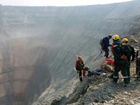 Сейчас на руднике работают семь промышленных альпинистов. Они простукивают породы в надежды услышать ответ от оставшихся в шахте работников. В месте где, предположительно, находятся четверо шахтеров проводят отгрузку массы породы
