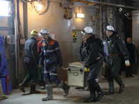 Для более эффективного проведения поисково-спасательных работ под землю спускаются сводные команды горноспасателей МЧС и шахтеров компании "Алроса", которой принадлежит рудник