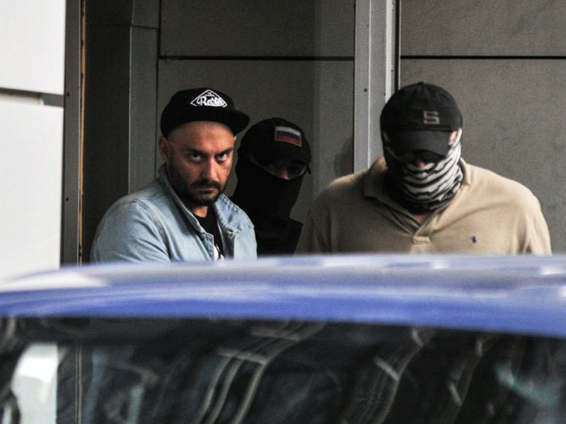 Источник в правоохранительных органах утверждает, что худрук "Гоголь-центра" Кирилл Серебренников был задержан после того, как попытался создать комплект документов, "прикрывающих" расчеты, которые велись с контрагентами "Седьмой студии" наличными