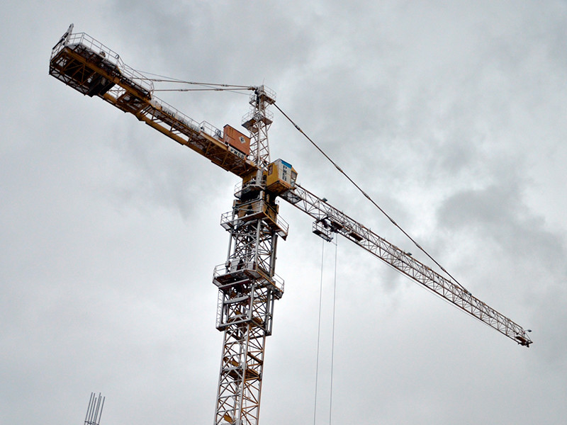 Забравшиеся на башенный кран в Новосибирске строители добились выплаты долгов по зарплате


