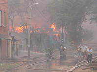 От огня пострадали около 100 жилых домой, сообщил губернатор региона Василий Голубев