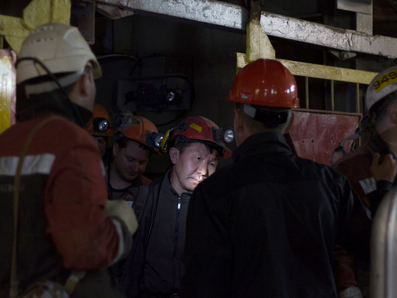 Установлено возможное местонахождение восьми горняков, оказавшихся заблокированными в шахте рудника "Мир" в Якутии после аварии и затопления
