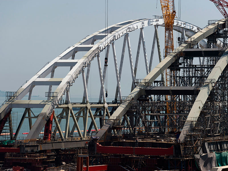 В Керченском проливе начали устанавливать арку моста весом в 6 тысяч тонн