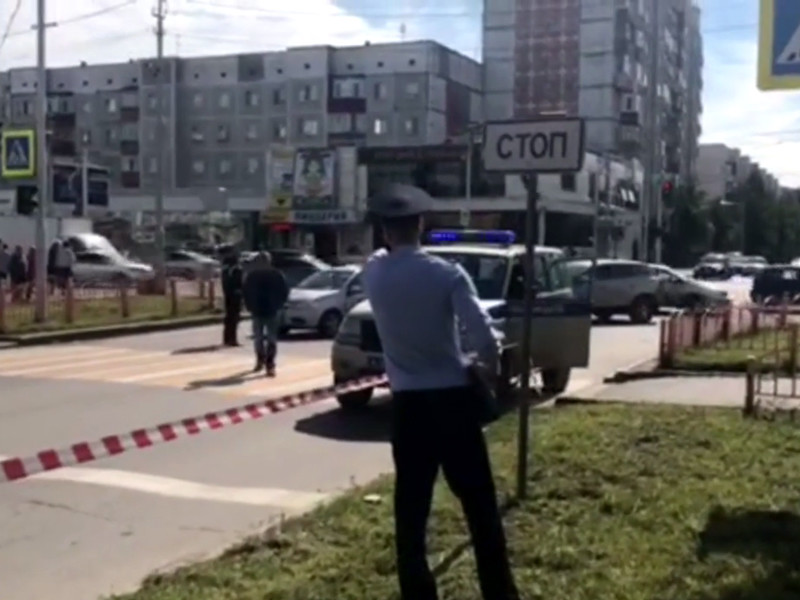 Утром 19 августа сообщалось, что мужчина с ножом напал на прохожих в центре Сургута. Он успел ранить семь человек, после чего его застрелили прибывшие на место полицейские