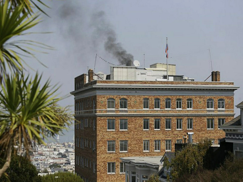 Черный дым над зданием консульства России в Сан-Франциско шел из-за процедуры "консервации здания", которую проводят в срочном порядке перед выселением по указанию американских властей
