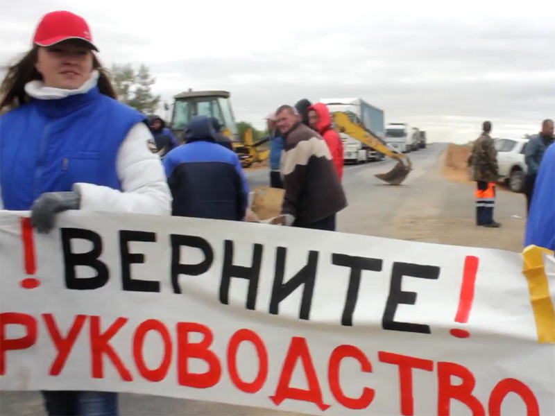 Работники и руководство свинокомплекса СГЦ "Вишневский" в Оренбургской области перекрыли федеральную трассу с помощью тракторов и соорудили на дороге импровизированный загон со свиньями, протестуя против следственных действий на предприятии
