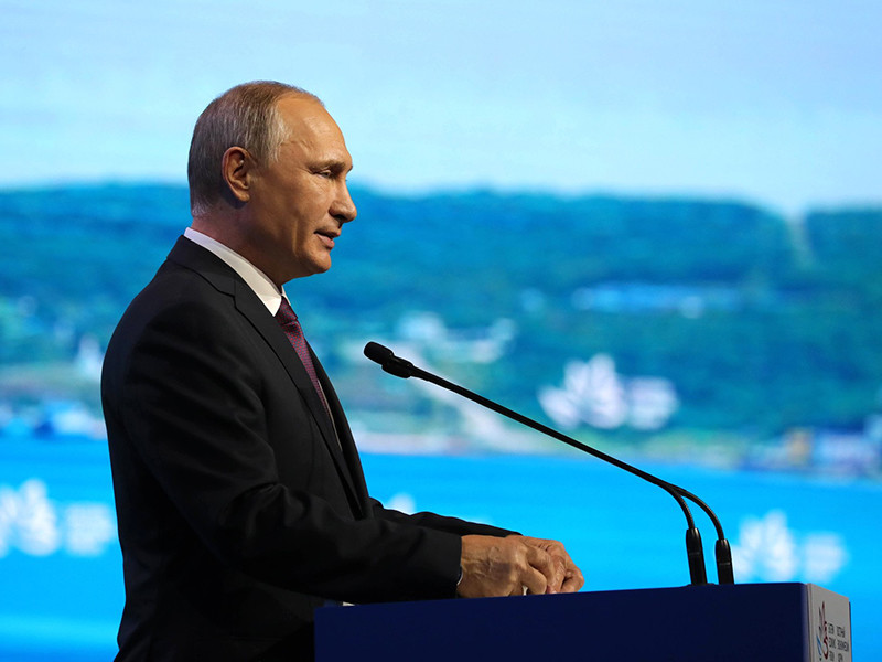 Президент РФ Владимир Путин, выступая на Восточном экономическом форуме, выразил надежду, что госсекретарь США Рекс Тиллерсон "выйдет на правильный путь сотрудничества" с РФ, хотя сейчас он "попал в плохую компанию"