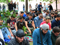 Сотни мусульман вышли на митинг в центре Москвы. Большую Никитскую перекрыли