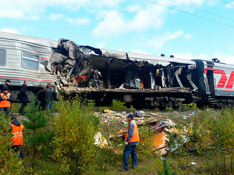 Водитель врезавшегося в поезд "КамАЗа" мог уснуть за рулем