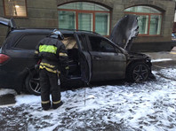 В понедельник стало известно, что неизвестные подожгли автомобили у офиса компании адвоката Учителя Константина Добрынина. Злоумышленники оставили на месте преступления записку "За Матильду гореть"