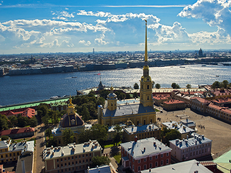 В центре Петербурга аварийно приземлился вертолет с туристами. У машины дымился двигатель