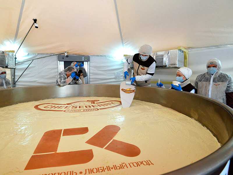 Самый большой чизкейк в мире приготовили на День города в Ставрополе: им смогут наестся 40 тысяч человек