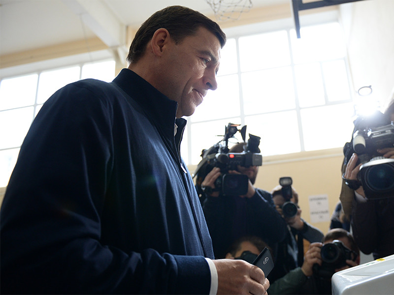 Губернатор Свердловской области Евгений Куйвашев в единый день голосования на избирательном участке №1331 в Екатеринбурге.