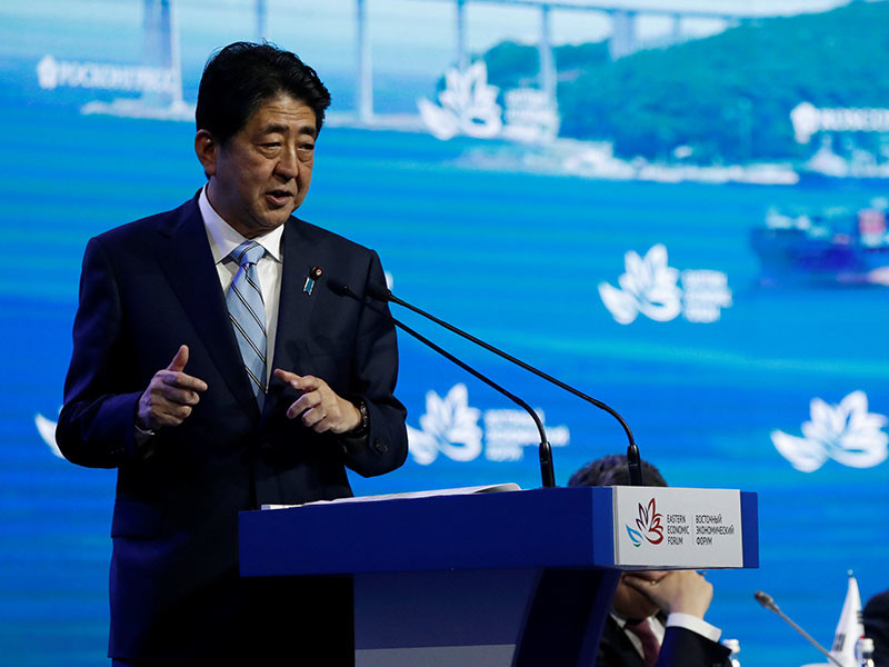 Премьер-министр Японии Синдзо Абэ призвал президента РФ Владимира Путина заключить мирный договор между странами