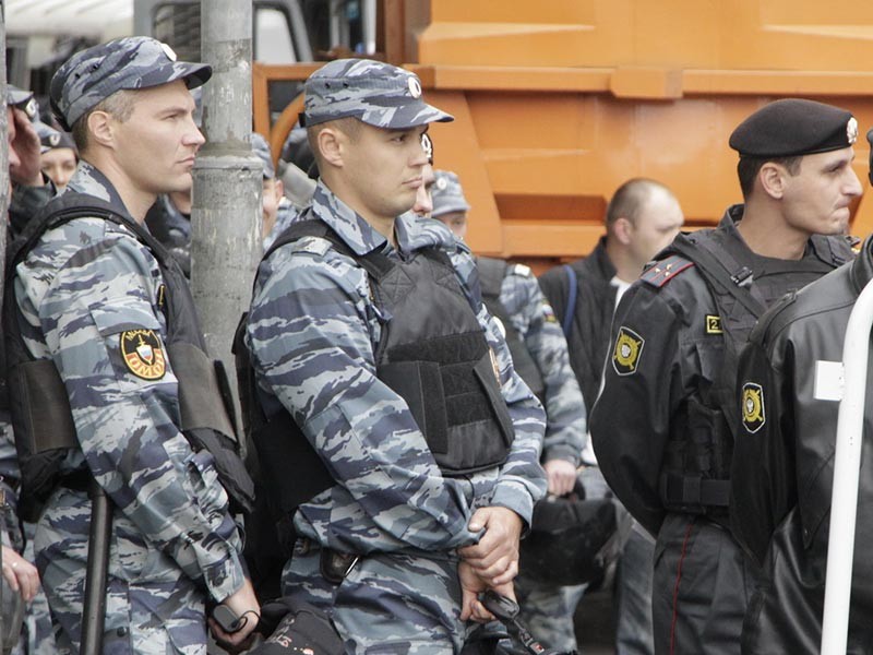 Полиция проводит рейд у торгового центра "Москва", где накануне произошла стычка между мигрантами и ЧОП

