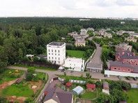 Помимо этого, ФБК обнаружил подмосковную дачу Соловьева недалеко от Переделкино, которая представляет собой огромное четырехэтажное здание с пристроенной беседкой и отдельный двухэтажный домик для охраны