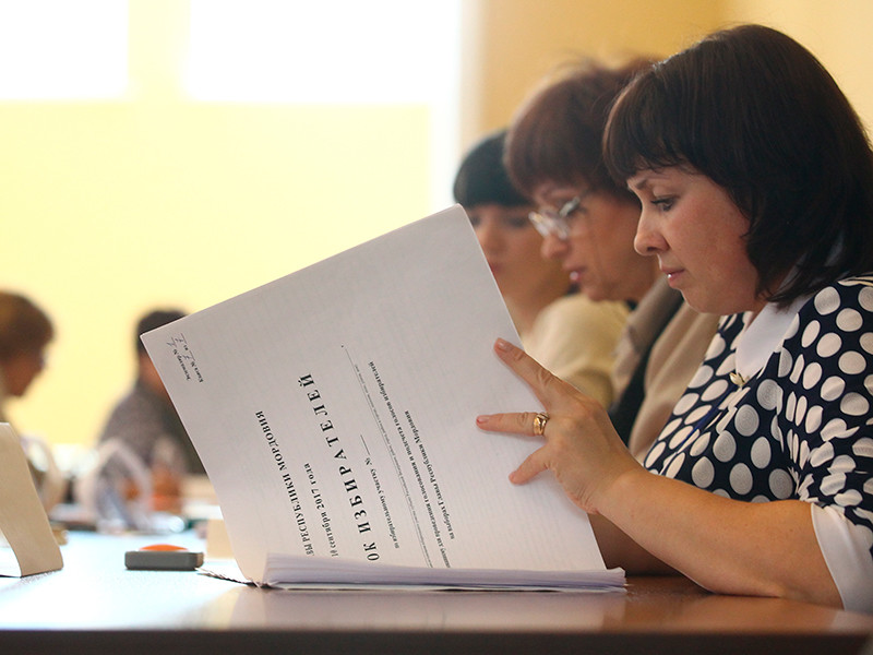 Члены избирательной комиссии в единый день голосования на избирательном участке в Саранске, 10 сентября 2017 года
