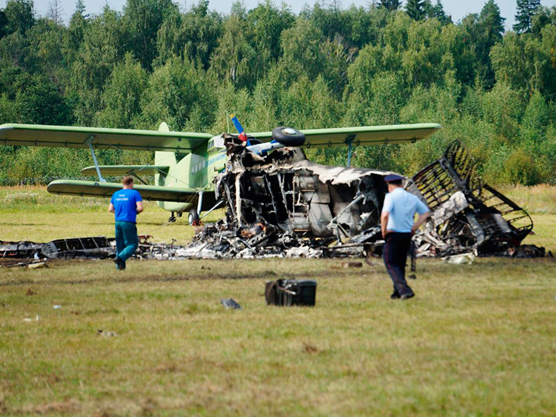 Обломки самолета Ан-2, потерпевшего крушение во время авиашоу, на аэродроме "Черное" в подмосковной Балашихе