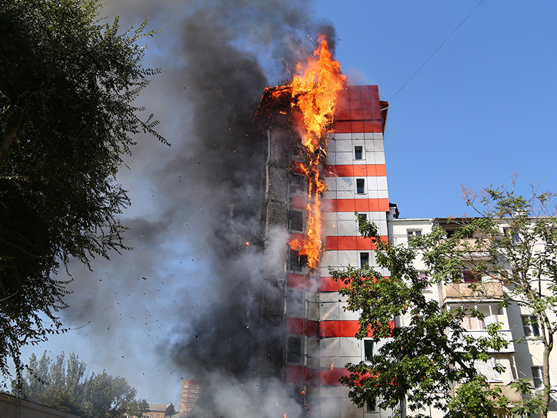 В центре Ростова-на-Дону сгорело десятиэтажное здание гостиницы, один человек погиб