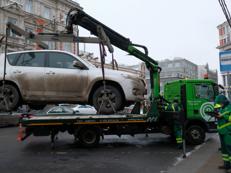 Эвакуация автомобиля на штрафстоянку за неправильную парковку в Москве