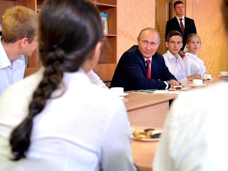Владимир Путин во время посещения гимназии №2 во Владивостоке, 1 сентября 2016 года


