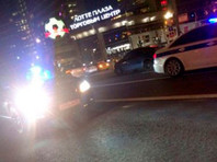 Смертельное ДТП произошло поздно вечером в понедельник, 25 сентября, на улице Новый Арбат. Водитель Mercedes Benz 2012 года выпуска с госномером А896МР97 сбил полицейского. По словам очевидцев, водитель иномарки ехал по выделенной полосе со скоростью 120-140 километров в час


