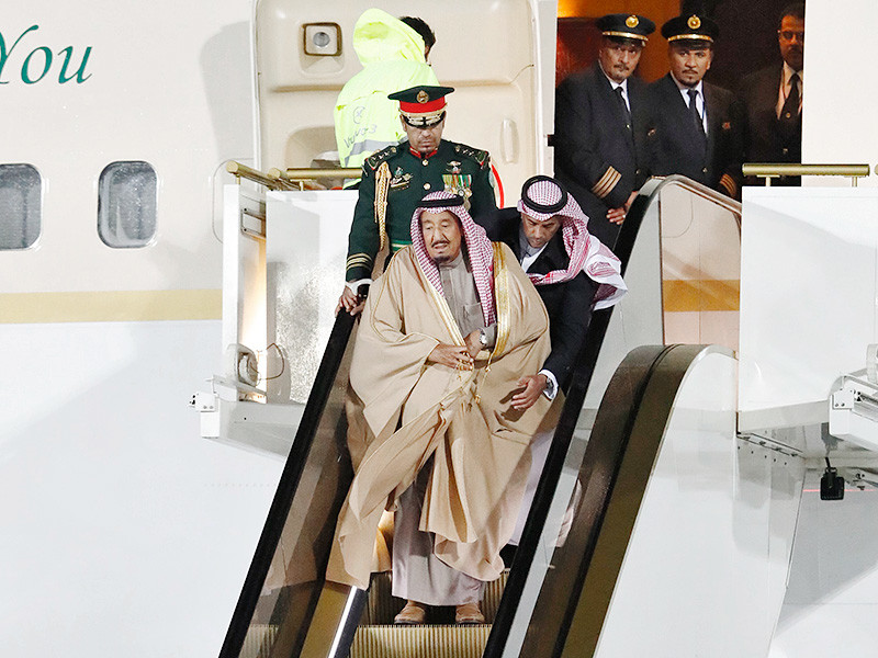 При прилете в среду, 4 октября, в Москву короля Саудовской Аравии ​Салмана бен Абдель Азиза Аль Сауда в правительственном терминале Внуково-2 сломался привезенный монархом эскалатор, который должен был заменить трап при его выходе из самолета