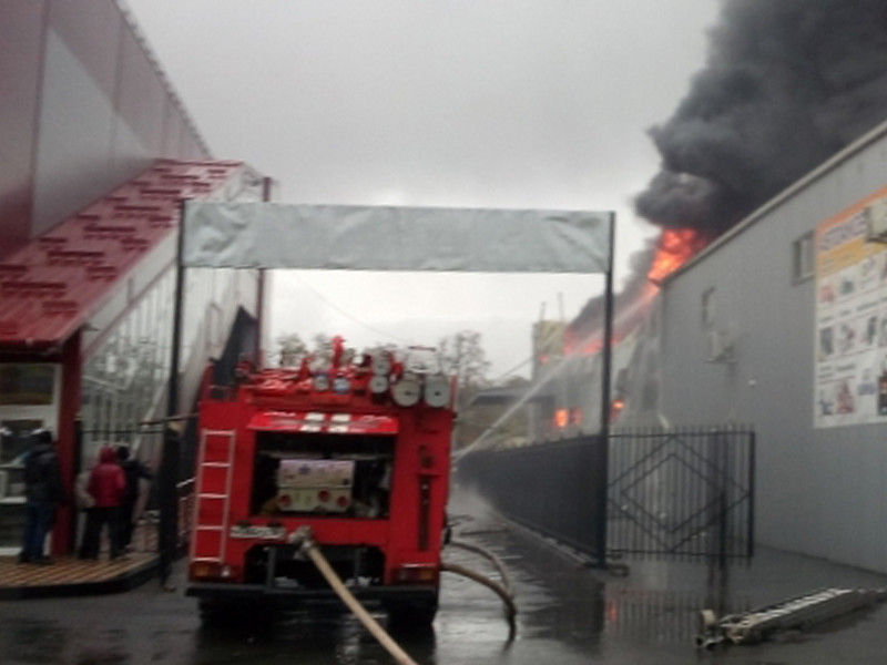 Пожарные ликвидировали открытое горение в павильоне на ростовском рынке "Атлант", сообщили в МЧС
