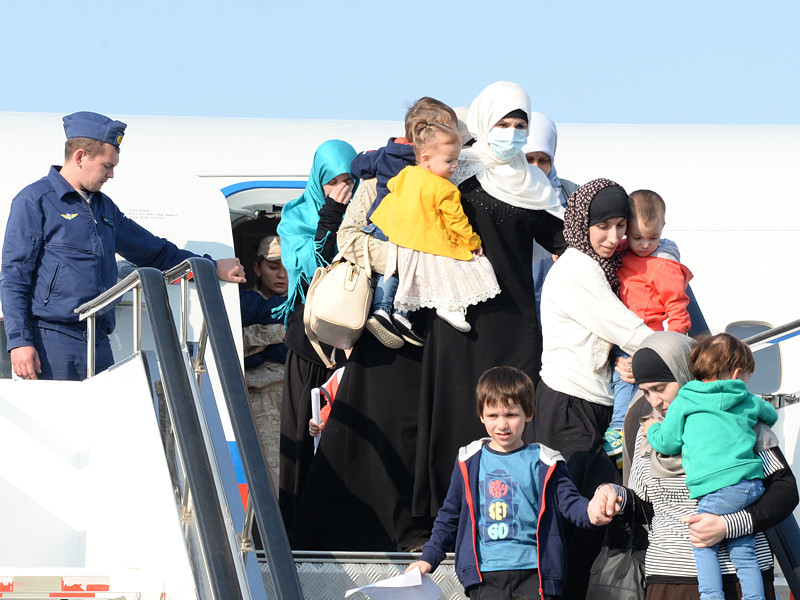 Дети и родители, возвращенные из Сирии, выходит из самолета в аэропорту Грозного, 21 октября 2017 года