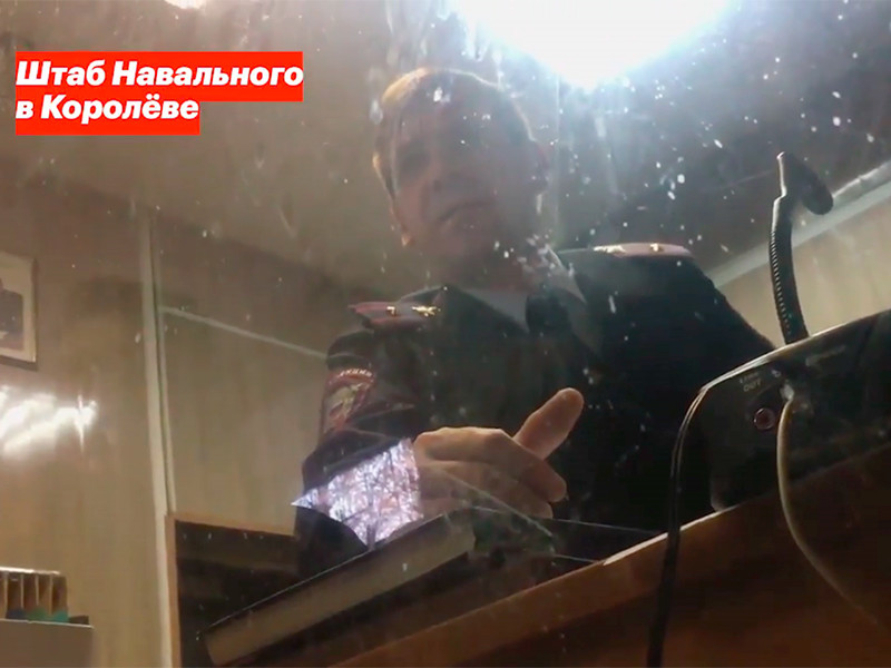 Полицейский пригрозил убийством волонтеру штаба Навального, сравнившему зарплаты в РФ и Швеции


