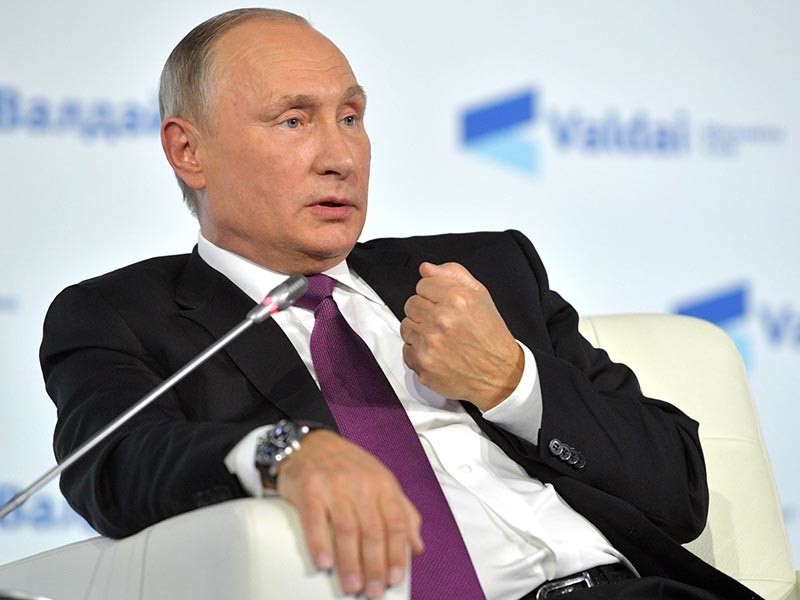 Президент России Владимир Путин на заседании дискуссионного клуба "Валдай" сказал, что, среди прочего, перед следующим президентом, выборы которого пройдут в марте 2018 года, будет стоять задача усовершенствовать политическую систему
