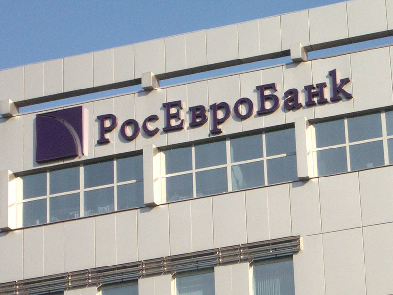 Банк "РосЕвроБанк" отказал мужчине в приеме на работу на том основании, что он ранее брал декретный отпуск по уходу за ребенком