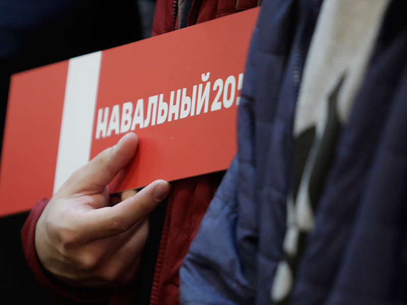 В Иркутске неизвестные прикрепили голову свиньи к дверям офиса местного предпринимателя Дмитрия Толмачева, который предоставил оппозиционеру Алексею Навальному и его сторонникам площадку для встречи с избирателями