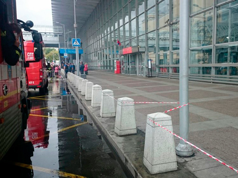 В Москве эвакуированы Курский, Киевский и Рижский вокзалы. Всего "заминировано" свыше 100 объектов, среди них - три аэропорта