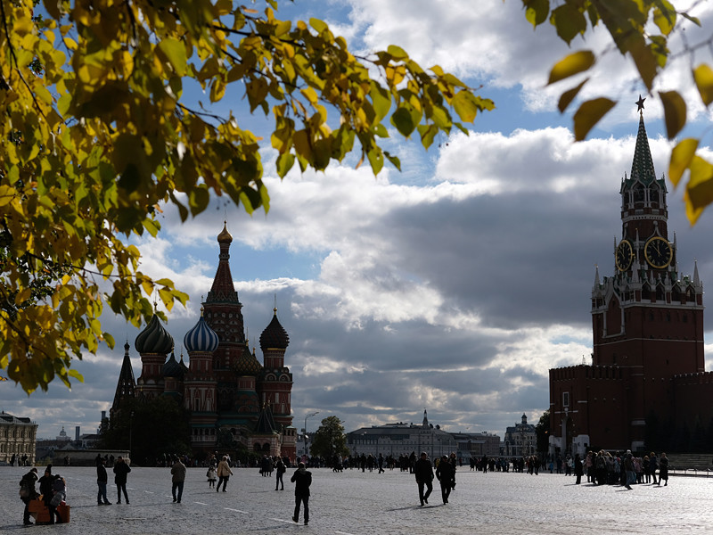 По информации "Русской службы BBC", которая ссылается на источники, близкие к Кремлю и Белому дому, таким образом федеральные чиновники хотят улучшить настроения граждан в преддверии президентских выборов, которые пройдут в марте 2018 года