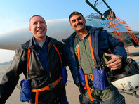 Российский (слева) и индийский летчики после полета в рамках международных российско-индийских учений "Индра - 2017" во Владивостоке, 26 октября 2017 года