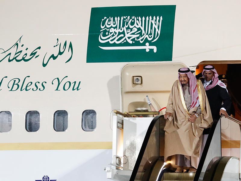 Российские чиновники подготовили впечатляющий прием для 81-летнего монарха Саудовской Аравии Салмана Абдель Азиза Аль Сауда, который прибыл накануне в Москву с государственным визитом

