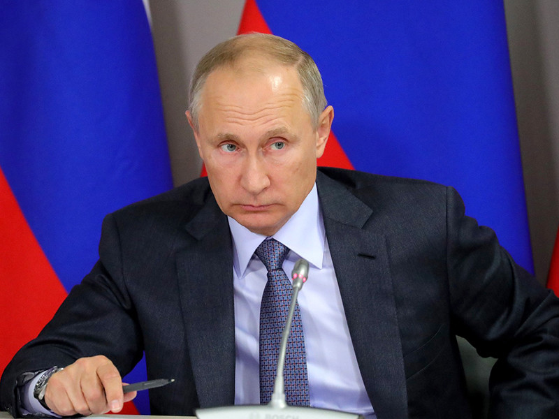 Рейтинг одобрения работы Путина немного снизился, объявили социологи накануне дня рождения президента