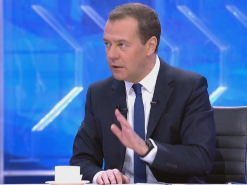 Бывший президент, а ныне премьер-министр РФ Дмитрий Медведев не будет вновь бороться за президентский пост. Об этом он сам заявил в ходе общения с журналистами пяти российских телеканалов



