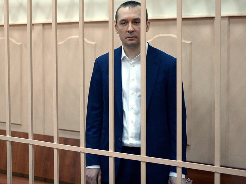 Бывший сотрудник антикоррупционного главка МВД Дмитрий Захарченко обвиняемый в коррупции, рассказал, что проживал в разных квартирах, так как не имел собственной недвижимости и вынужден был скитаться
