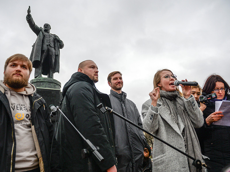 Согласованный митинг начался на Площади Ленина. По сообщению "Фонтанки", собрались на него около 200 человек
