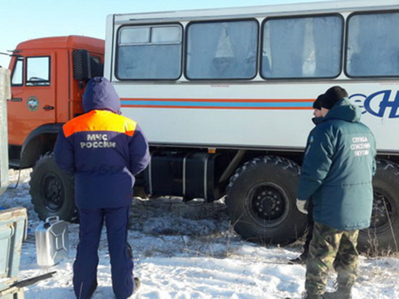 В Якутии эвакуировали 100 человек с застрявшего во льдах парома
