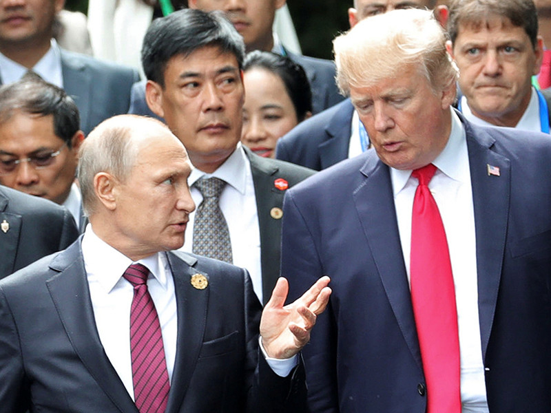 В Кремле назвали "неверным" предположение бывшего директора ЦРУ Джона Бреннана о том, что американский президент Дональд Трамп "по какой-то причине" мог быть "запуган" российским лидером Владимиром Путиным на саммите АТЭС во Вьетнаме