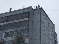 "Дешево и сердито": в Красноярске рабочие сбрасывали мусор в грузовик с крыши высотки (ВИДЕО)