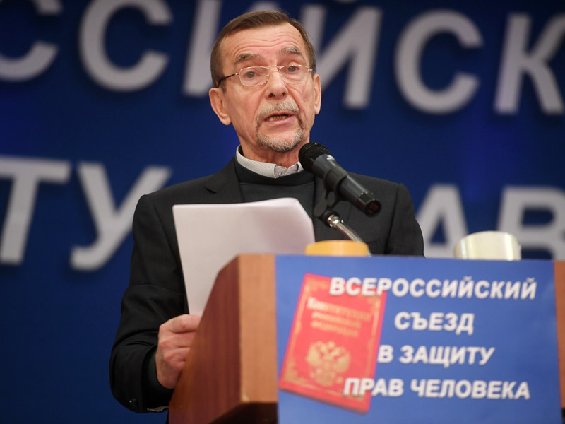 Лев Пономарев выступает на Всероссийском съезде в защиту прав человека в Москве