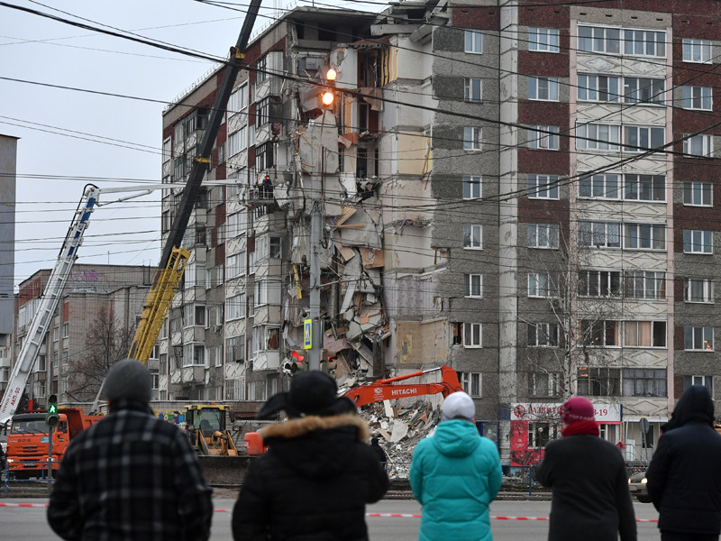 Угловой подъезд панельного, 9-этажного, 6-подъездного жилого дома в Ижевске по ул.Удмуртская, 261 обрушился днем 9 ноября с первого по девятый этажи